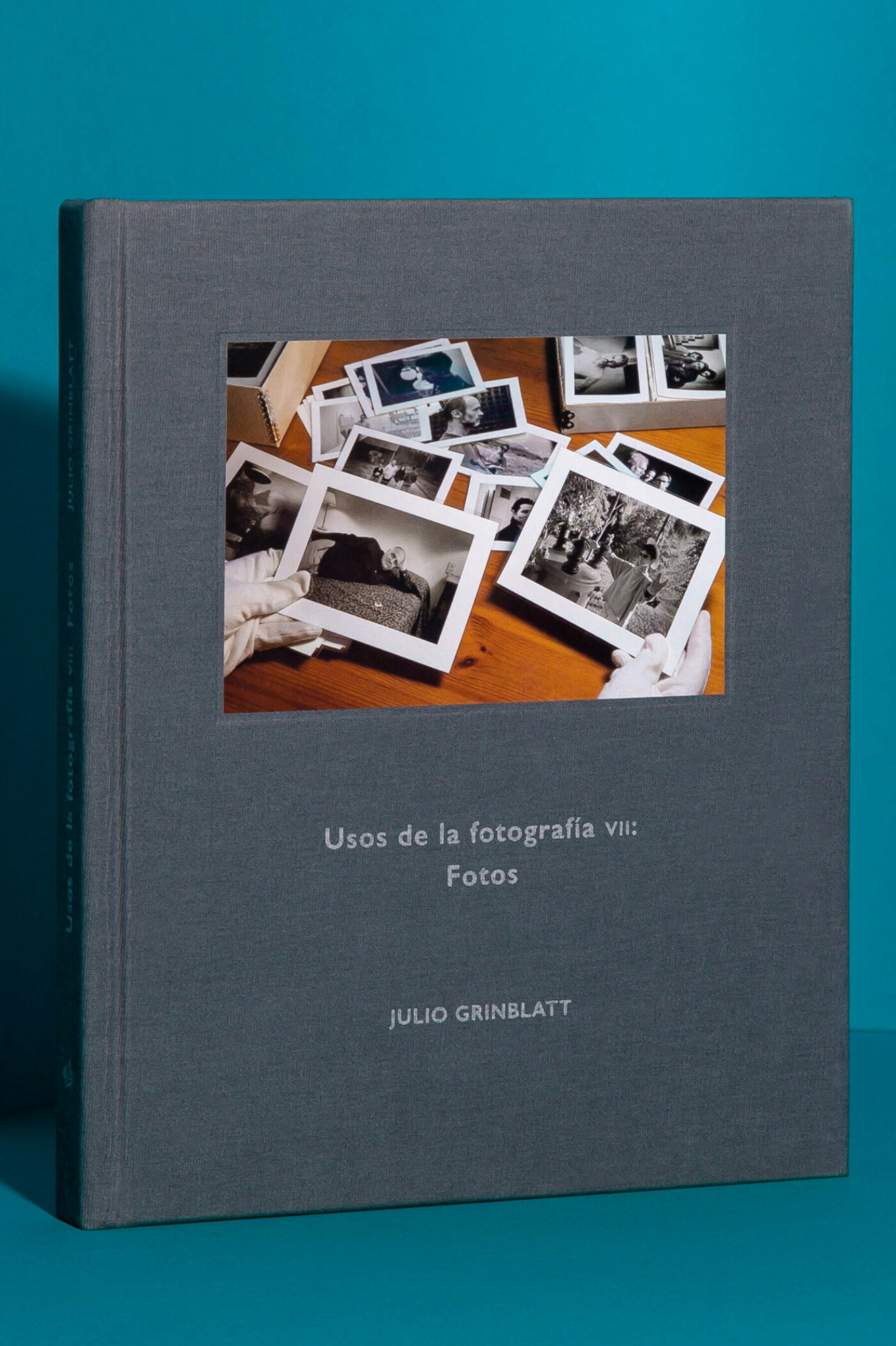 Photograph of a book by Julio Grinblatt positioned upright against a blue background.